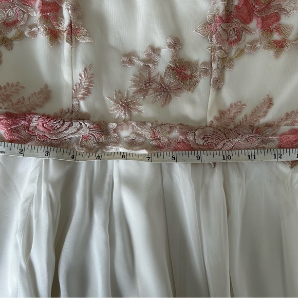 Elegant Cream Wedding Gown with Floral Detail - Picture 6 of 7